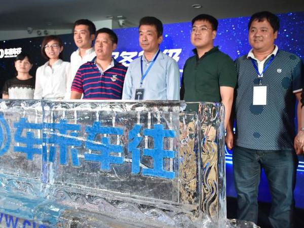 （右四）车来车往创始人兼CEO谢磊