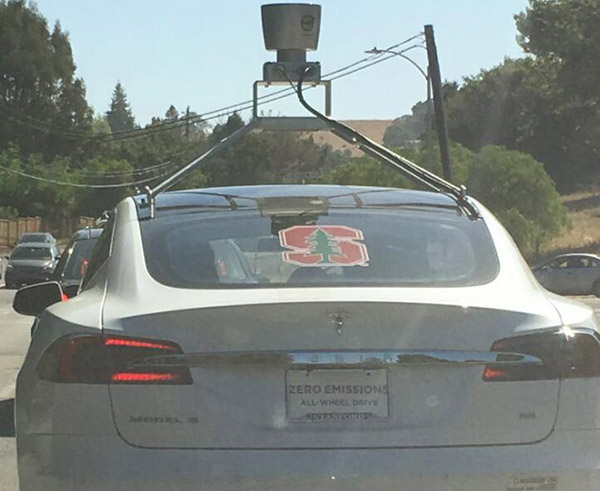 一辆车顶载有激光雷达的Model S测试车