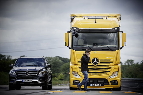 奔驰戴姆勒发布首款卡车版前车行人制动系统