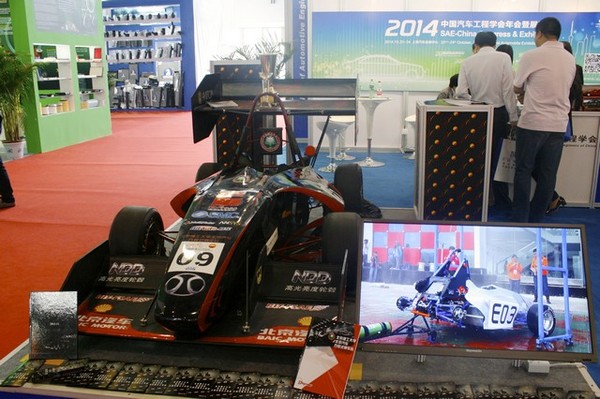 北理工研发世界首辆无人驾驶大学生方程式赛车