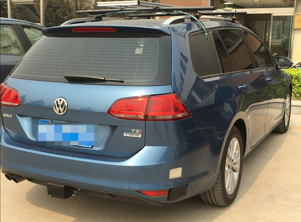 AutonomouStuff改装的大众高尔夫，可看到车顶Velodyne激光雷达与侧面的激光雷达与雷达传感器