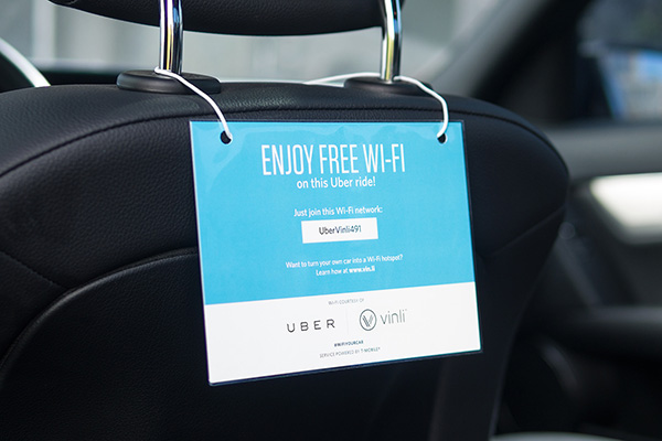 Uber汽车上的免费WiFi设置卡，由Vinli提供。