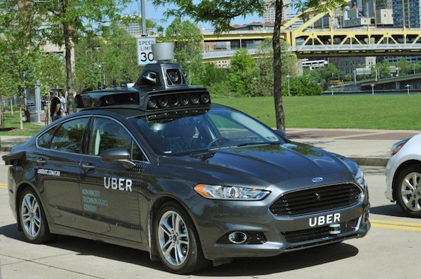 正在美国匹兹堡街头测试的Uber自动驾驶车