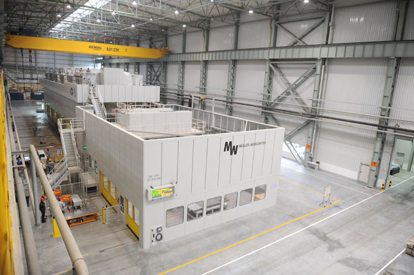 冲压车间实现了全封闭,全自动化生产